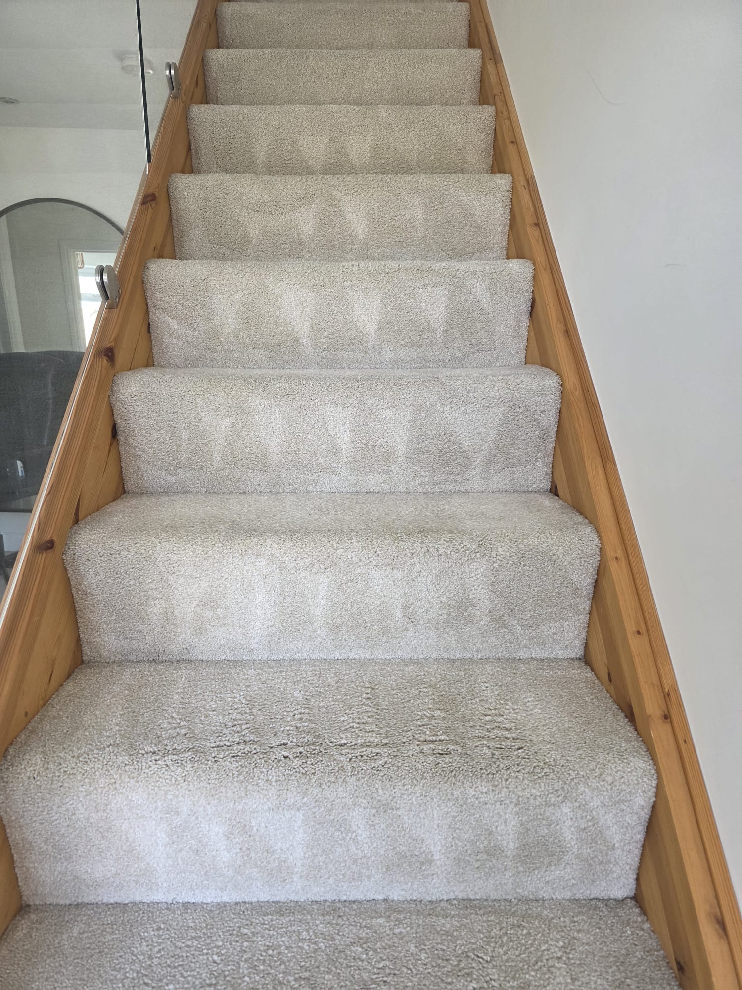 Fresh cream stair carpet after cleaning by Kingsbrook Carpet Cleaning